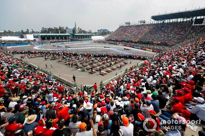 Carlos Sainz Jr., McLaren MCL34, Lewis Hamilton, Mercedes AMG F1 W10, Lando Norris, McLaren MCL34, y Valtteri Bottas, Mercedes AMG W10