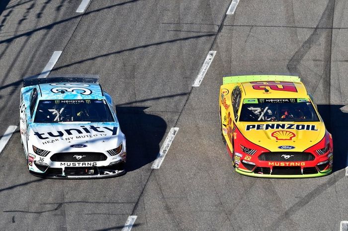 Joey Logano, Team Penske, Ford Mustang Shell Pennzoil, David Ragan, Front Row Motorsports, Ford Mustang MDS Transport