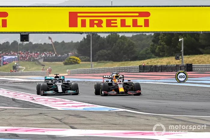 Max Verstappen, Red Bull Racing RB16B adelanta a Lewis Hamilton, Mercedes W12 