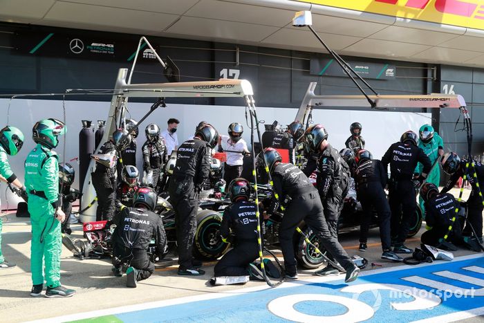 Lewis Hamilton, Mercedes W12, pit stop