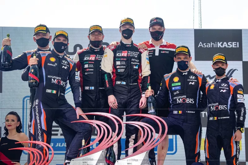 Podio: ganadores Kalle Rovanperä, Jonne Halttunen, Toyota Gazoo Racing WRT Toyota Yaris WRC, segundo lugar Craig Breen, Paul Nagle, Hyundai Motorsport Hyundai i20 Coupe WRC, tercer lugar Thierry Neuville, Martijn Wydaeghe, Hyundai Motorsport Hyundai i20 Coupe WRC
