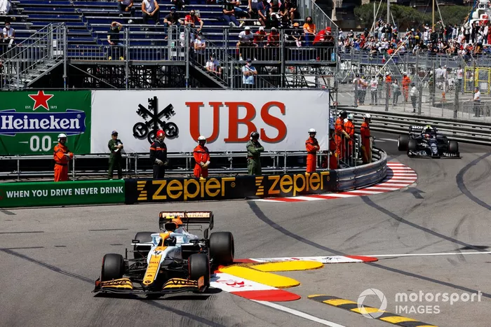 Lando Norris, McLaren MCL35M, Pierre Gasly, AlphaTauri AT02