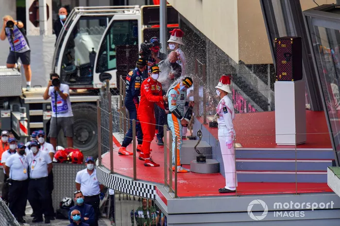 Podio: ganador Max Verstappen, Red Bull Racing, Adrian Newey, Jefe Técnico de Red Bull Racing, tercer lugar Lando Norris, McLaren, 3ª posición, y segundo lugar Carlos Sainz Jr, Ferrari