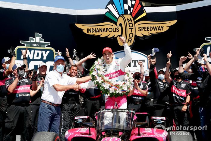 Ganador de la carrera Helio Castroneves, Meyer Shank Racing Honda celebran