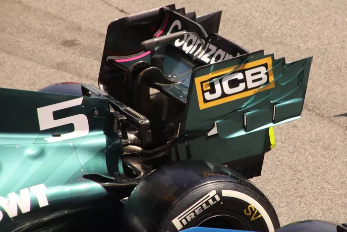 Detalle del alerón trasero del Aston Martin AMR21
