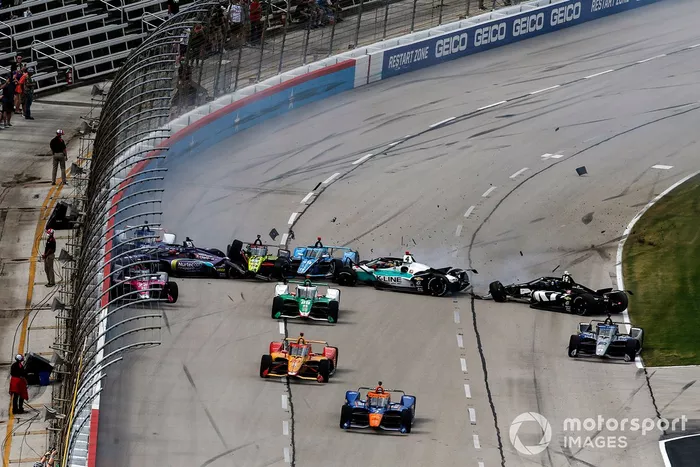 Choque al inicio de la carrera 
