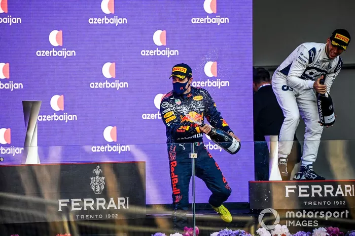Podio: ganador de la carrera Sergio Pérez, Red Bull Racing