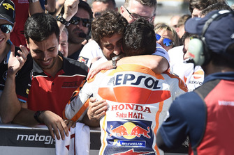 1. Marc Marquez, Repsol Honda Team, mit Santi Hernandez