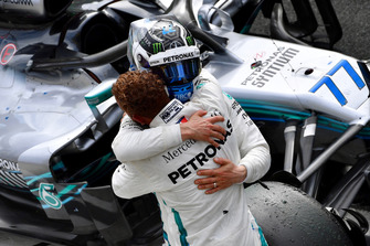 Valtteri Bottas, Mercedes AMG F1 et Lewis Hamilton, Mercedes AMG F1 fêtent leur victoire dans le Parc Fermé