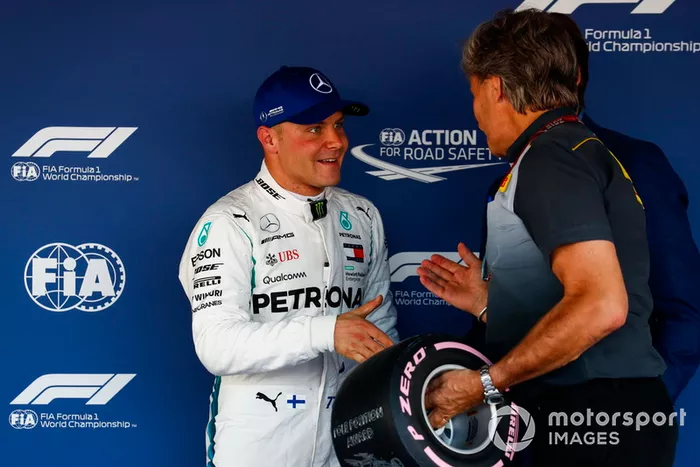 Valtteri Bottas, Mercedes AMG F1, recibe su premio Pirelli Pole Position