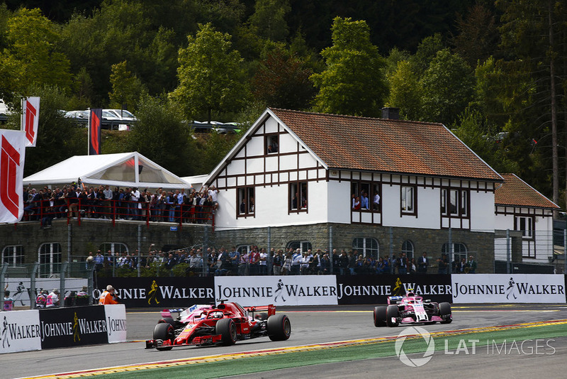 Sebastian Vettel, Ferrari SF71H ve Esteban Ocon, Racing Point Force India VJM11 ve Sergio Perez, Racing Point Force India VJM11, formasyon turu