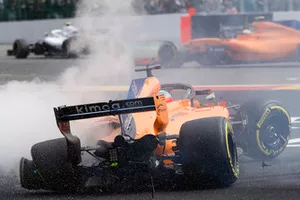 L'accident de Fernando Alonso, McLaren MCL33 au départ