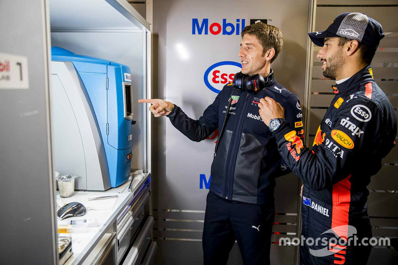 Daniel Ricciardo, Red Bull Racing con un ingegnere Red Bull Racing ExxonMobil
