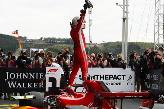 Sebastian Vettel, Ferrari, festeggia la vittoria nel parco chiuso