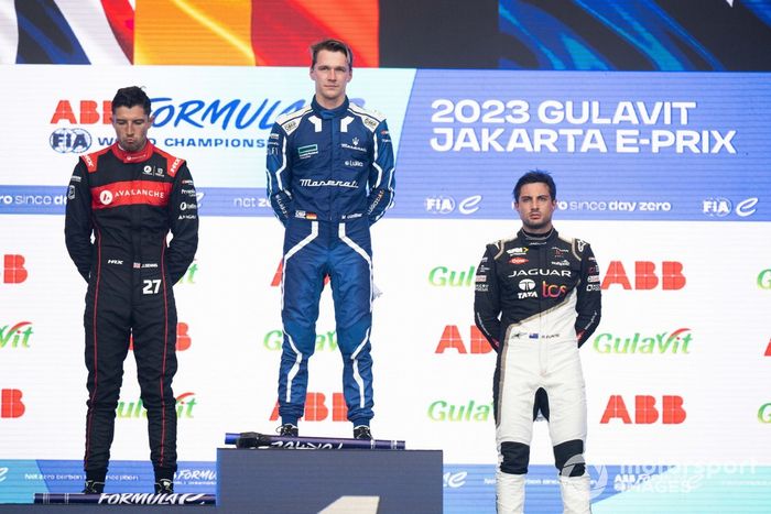 El ganador Maximilian Gunther, Maserati Racing, en el podio junto a Jake Dennis, Andretti Autosport, 2ª posición, Mitch Evans, Jaguar Racing, 3ª posición.
