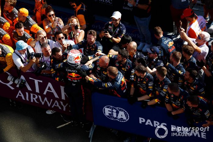 Max Verstappen, Red Bull Racing, 1ª posición, celebra con su equipo en Parc Ferme