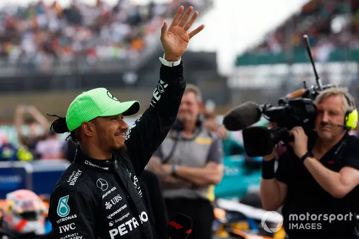 Lewis Hamilton, Mercedes-AMG, 3ª posición, celebra en Parc Ferme