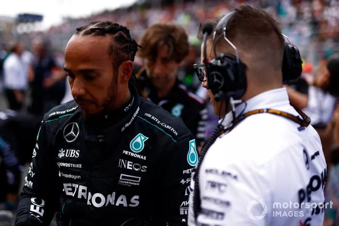 Lewis Hamilton, Equipo Mercedes-AMG F1, Peter Bonnington, Ingeniero Jefe de Carrera, Equipo Mercedes-AMG F1, en la parrilla de salida 