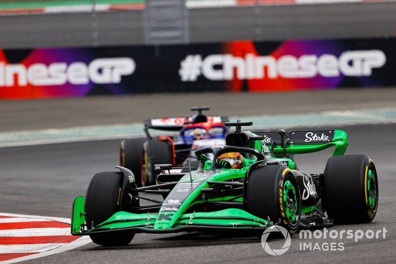 Valtteri Bottas, Kick Sauber C44, Daniel Ricciardo, RB F1 Team VCARB 01