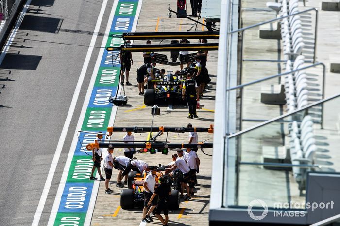 Daniel Ricciardo, Renault F1 Team R.S.20, y Carlos Sainz Jr., McLaren MCL35, in the pit lane