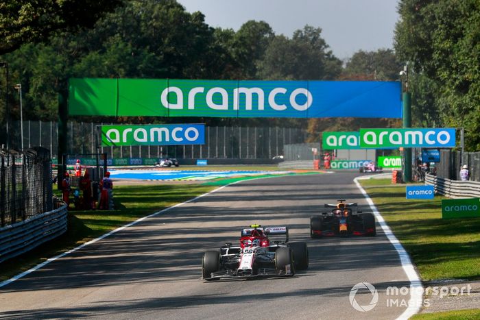 Antonio Giovinazzi, Alfa Romeo Racing C39, Max Verstappen, Red Bull Racing RB16