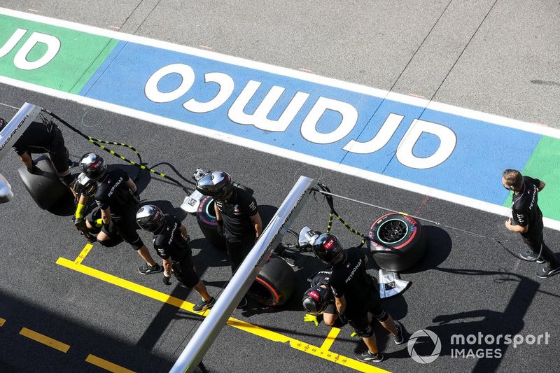 El equipo de boxes de Mercedes en el pit lane