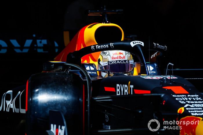 Max Verstappen, Red Bull Racing RB18, sale del garaje