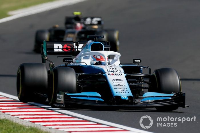 George Russell, Williams Racing FW42, lidera Kevin Magnussen, Haas F1 Team VF-19