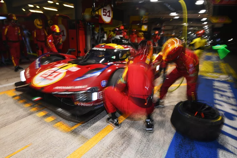 Crevaison de la #51 Ferrari AF Corse Ferrari 499P: Alessandro Pier Guidi, James Calado, Antonio Giovinazzi