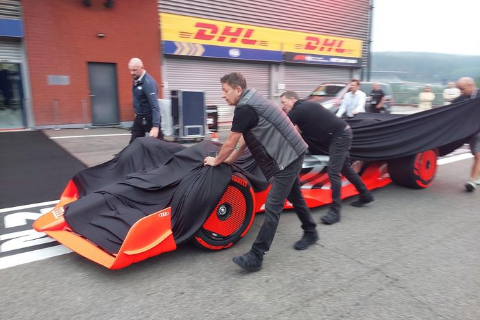 El Audi F1 bajo una lona