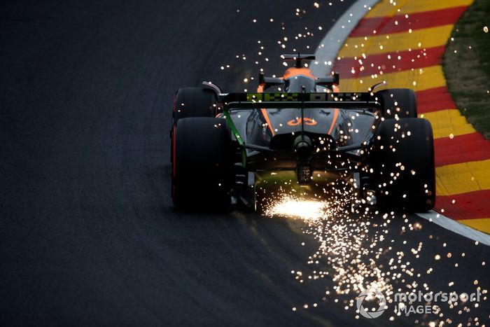 Daniel Ricciardo, McLaren MCL36, echa chispas