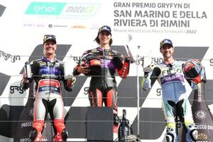 Le vainqueur Mattia Casadei, Pons Racing 40, le deuxième Dominique Aegerter, Dynavolt Intact GP MotoE, et le troisième Matteo Ferrari, Felo Gresini MotoE, sur le podium