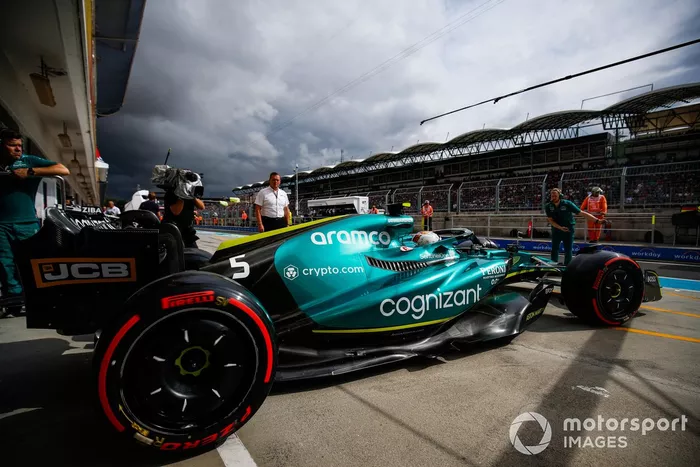 Sebastian Vettel, Aston Martin AMR22, sale del garaje