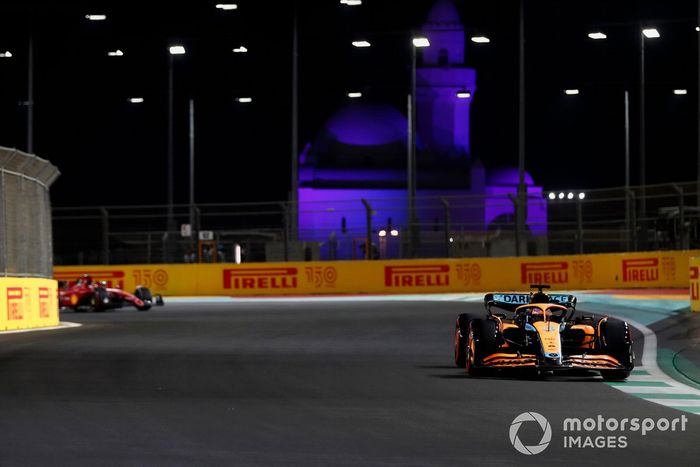 Daniel Ricciardo, McLaren MCL36, Carlos Sainz Jr., Ferrari F1-75
