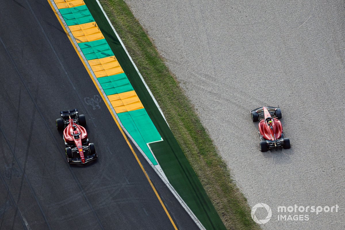 Charles Leclerc, Ferrari F1-75, passe devant la voiture arrêtée de son coéquipier Carlos Sainz