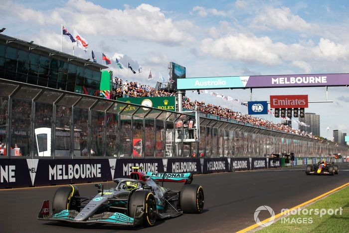 Lewis Hamilton, Mercedes W13, Sergio Pérez, Red Bull Racing RB18