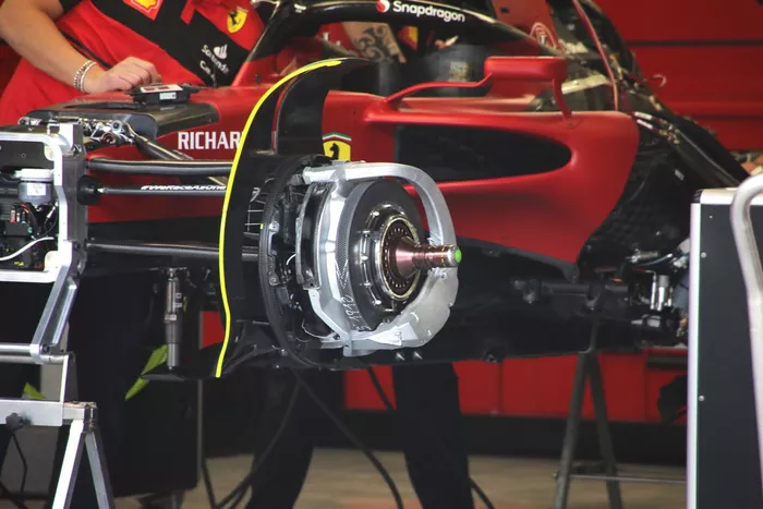 Detalle del freno delantero del Ferrari F1-75