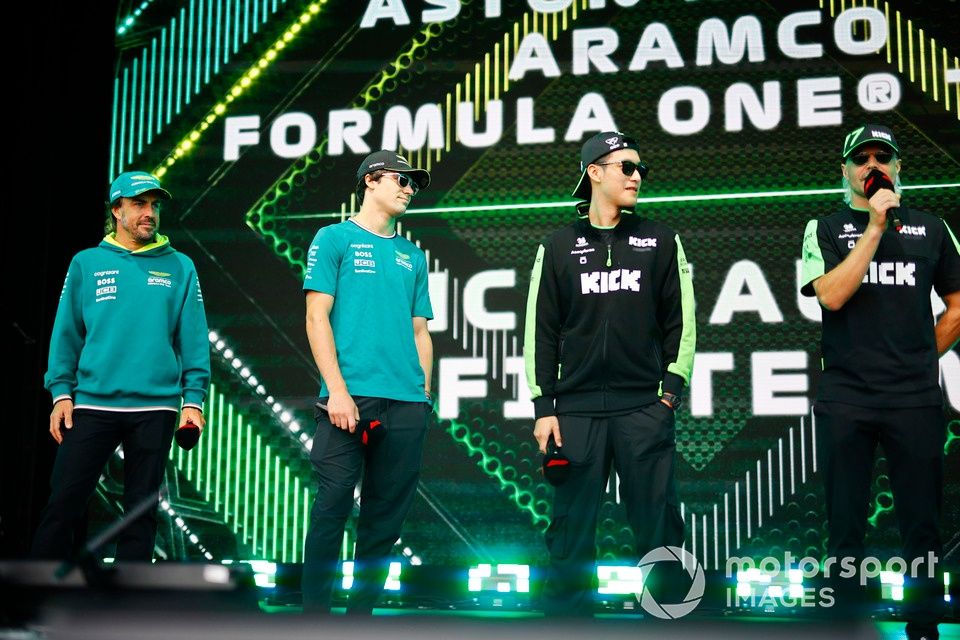 Fernando Alonso, Aston Martin F1 Team, Lance Stroll, Aston Martin F1 Team, Zhou Guanyu, Stake F1 Team Kick Sauber, Valtteri Bottas, Stake F1 Team Kick Sauber na scenie na forum fanów