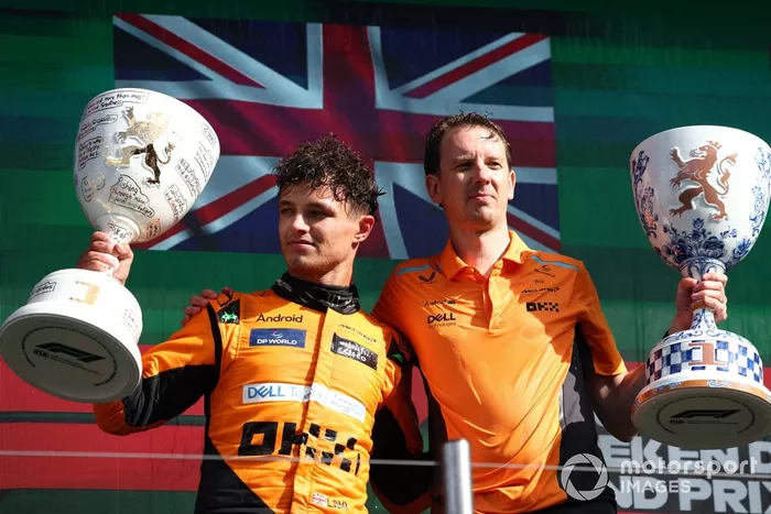 Lando Norris, McLaren F1 Team, 1ª posición, el delegado de McLaren en el podio con los trofeos