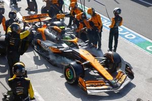 Lando Norris, McLaren MCL38, hace una parada en boxes