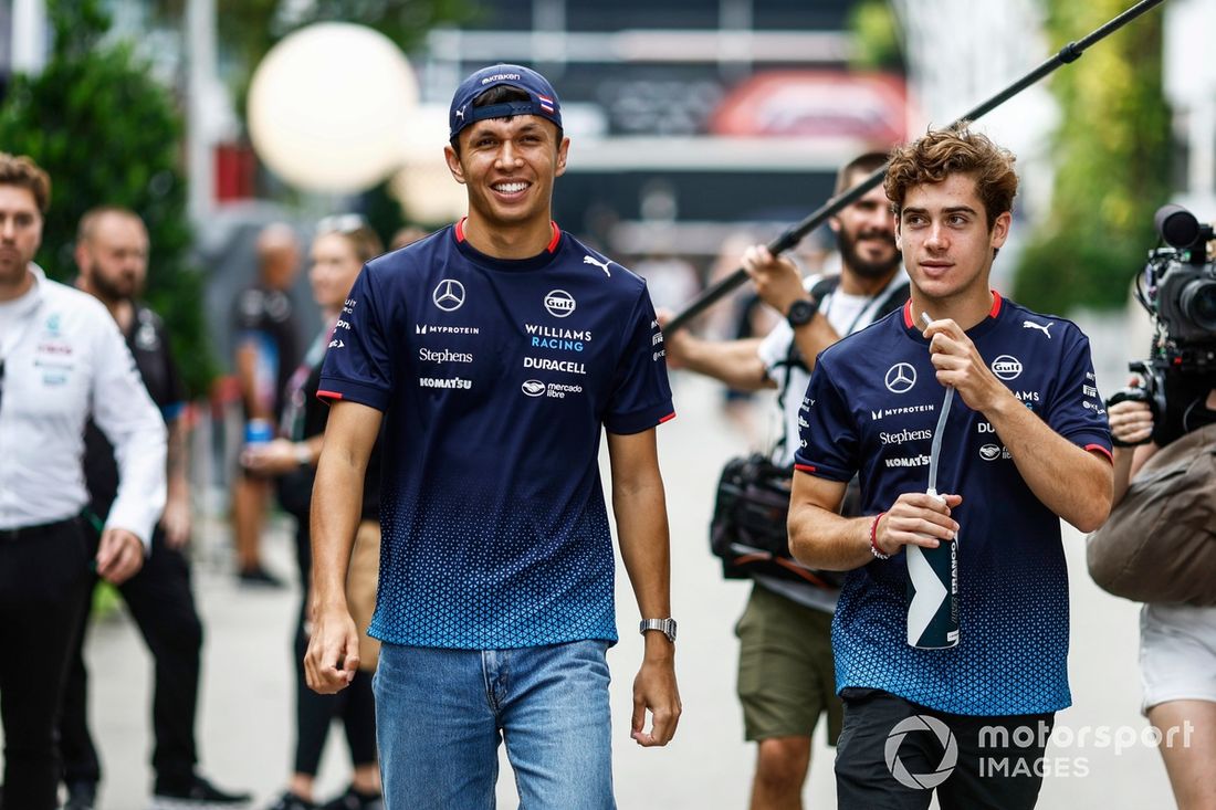 Alex Albon, Williams Racing, Franco Colapinto, Williams Racing, en el Paddock 