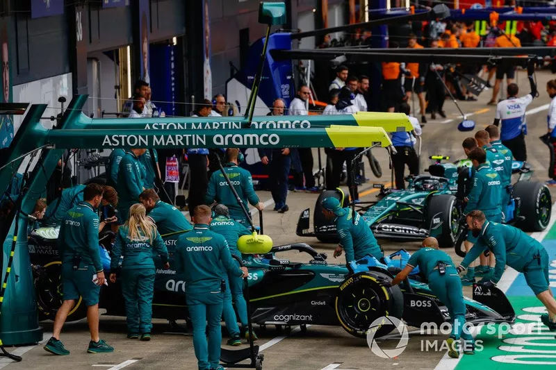 Lance Stroll, Aston Martin AMR24, retourne au garage
