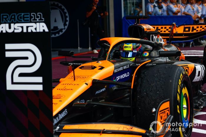 Oscar Piastri, McLaren MCL38, 2ª posición, llega a Parc Ferme