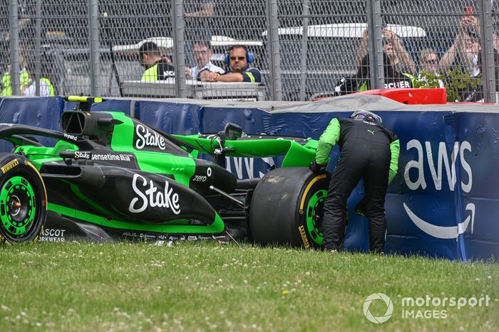 Zhou Guanyu, Stake F1 Team Kick Sauber C44, comprueba el coche tras caerse en la sesión de entrenamientos libres