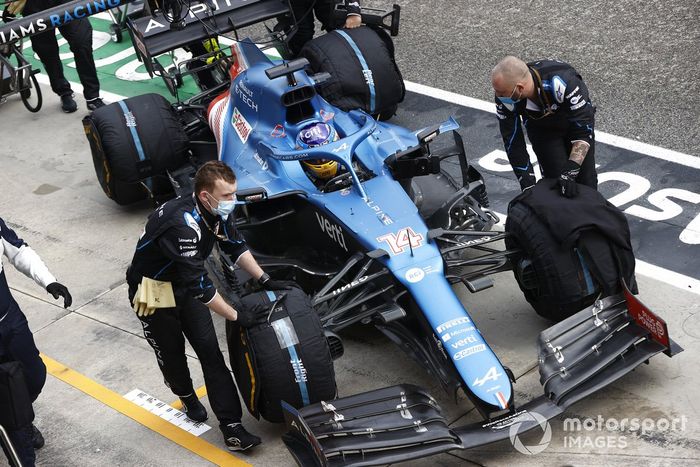 Mecánicos con Fernando Alonso, Alpine A521,