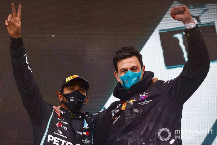 Podio: ganador y campeón del mundo Lewis Hamilton, Mercedes-AMG F1 con Toto Wolff, Director Ejecutivo Mercedes AMG