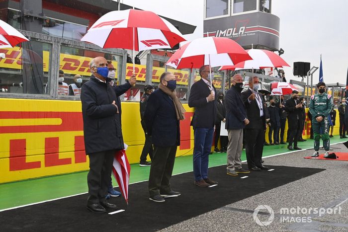 Jean Todt, presidente de la FIA, Stefano Domenicali, director general de la Fórmula 1, y otros dignatarios y organizadores en la parrilla de salida