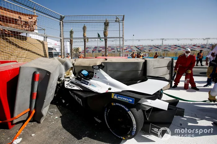 El coche de Edoardo Mortara,  Venturi, Silver Arrow 02, después del choque