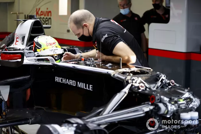 Mick Schumacher ajustando su asiento de Haas F1 con su ingeniero, Gary Gannon