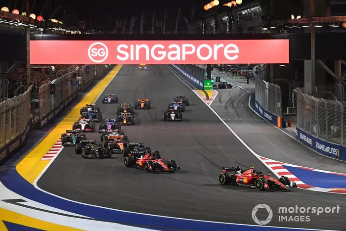 Carlos Sainz, Ferrari SF-23, Charles Leclerc, Ferrari SF-23, George Russell, Mercedes F1 W14, Lewis Hamilton, Mercedes F1 W14, Lando Norris, McLaren MCL60, el resto de la parrilla en la salida.